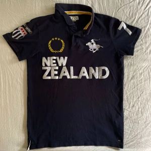 Solid Polo big pony piké ”New Zealand” - Sällsynt piké i storlek M  Marinblå/vit