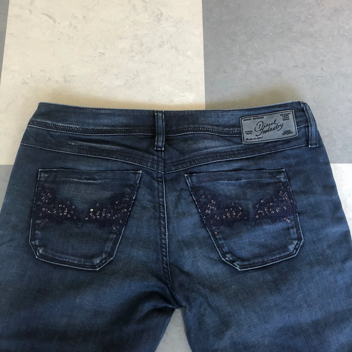 Lowwaist disel jeans med snygga backfickor  - 91