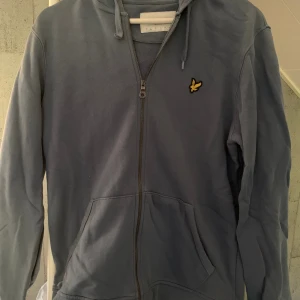 Lyle & Scott - Lyle & Scott hoodie med dragkedja säljes i fint använt skick. Storlek S. Ljusblå i färgen. Önskas fler bilder hör av er. Djur och rökfritt hem 