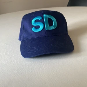 SD keps - Säljer en SD keps. Otroligt Grisch/Laidback inför sommaren🔥hör av er för fler frågor.