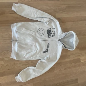 Aim for the moon full zip rhinestonehoodie - En full zip hoodie från ”aim for the moon” i nyskick Använd ett fåtal gånger  Storlek S  Alla stenar är kvar  Bra kvalitét 