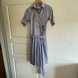 Skjortklänning  - Skjortklänning i märket Gant. Klänning är jätte fin och har en jättebra passform. 