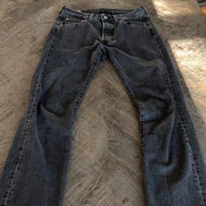 Säljer dessa Levis jeans då dom nu är för små. 9/10 skick inga defekter alls. Storlek: W29 L31. Hör av er vid minsta fråga!