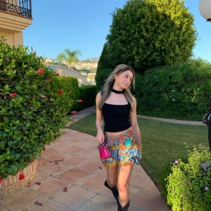 Zara patchwork ruffle skirt  - säljer denna virala och slutsålda kjolen från zara. storlek XS. så så himla fin men säljer för pga att den inte kommer till användning 💔 verkligen den perfekta sommarkjolen!! ❤️‍🔥❤️‍🔥