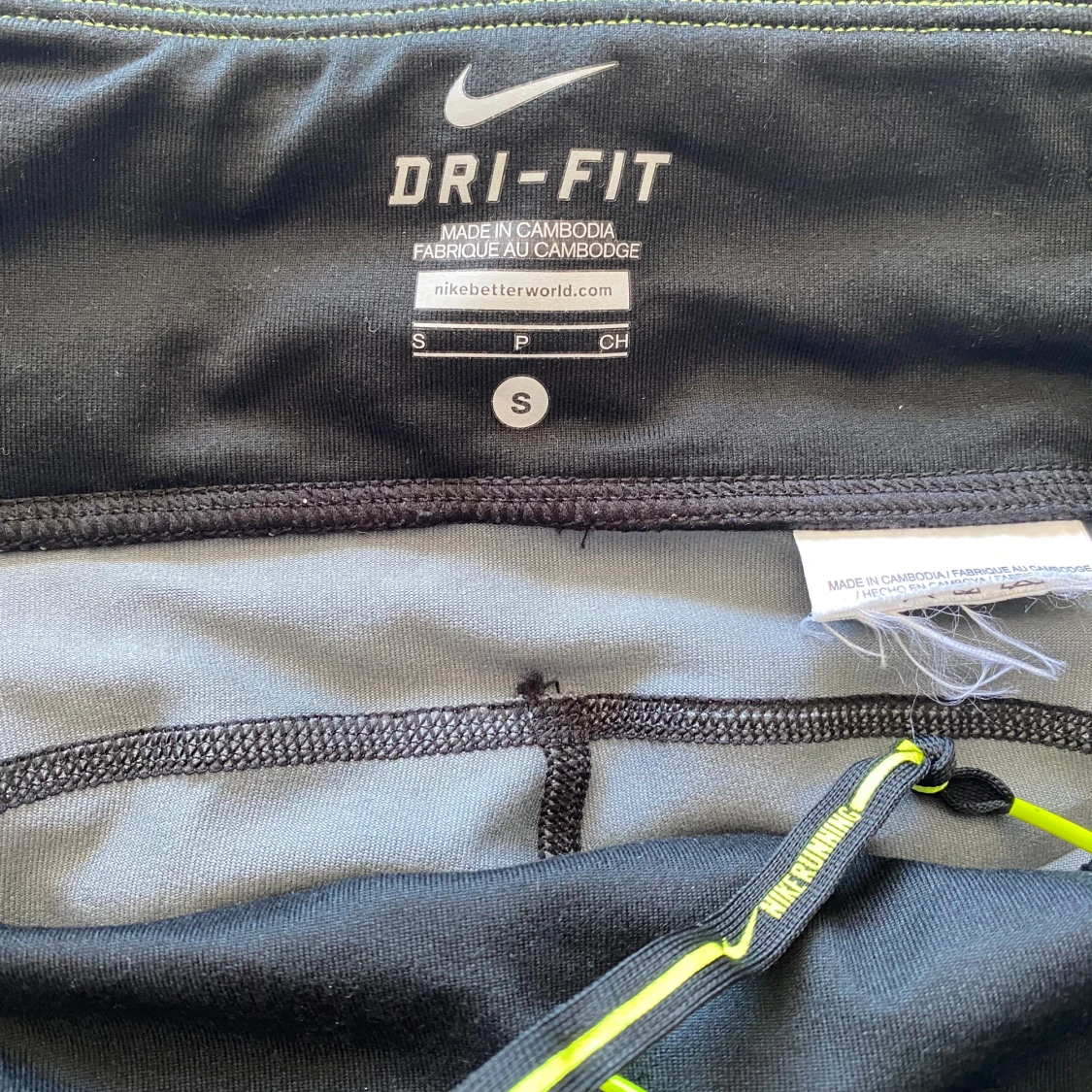 Svarta och grå kortare träningstights från Nike i strl S - 92