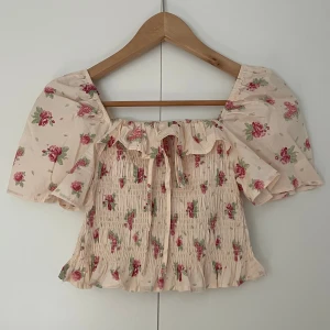 Sommar topp - Supergullig sommartopp. ALDIG ANVÄND 💕🌸