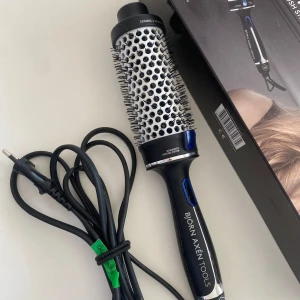 Värmeborste - Hej, säljer nu denna värmeborste i stl 45 mm den är köpt april och andvänd 2 gånger(priset är diskuterbart) . Box ingår.köparen står för frakten 