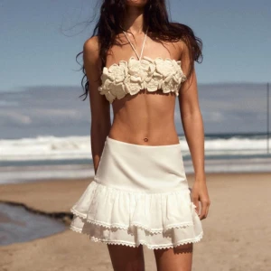 Vit kjol - Säljer denna fina vita kjol från zara!! Aldrig använd🙏🏼🙏🏼 