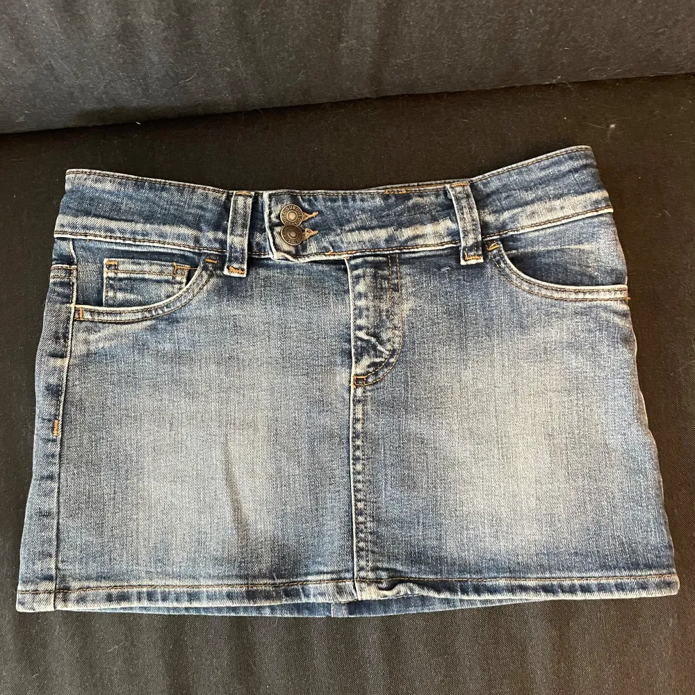 Jätte fin mini jeans kjol I side M (medium), fast liten i storlek! köpt 2023 i affären ’Subdued’. Original pris : 500kr. Kjolar.