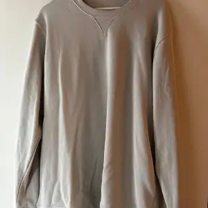 Ljusgrå sweatshirt från Dressman. Aldrig använd  Storlek Herr XXL