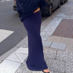 Low waist maxi skirt - Superfin kjol köpt förra sommaren, använd måttligt så inga defekter, superfin i färgen navy🫶🏻