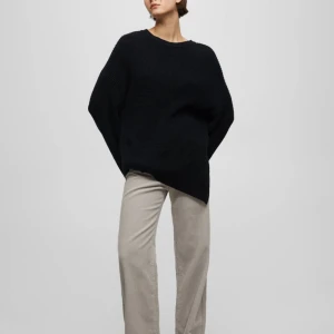 Stickad tröja  - LÅNADE BILDER från hemsidan då den sitter jättestort på mig. Svart stickad tröja från Pull&Bear. Har en slits på ena sidan. Oversize. Använd 1 gång, nypris: 399