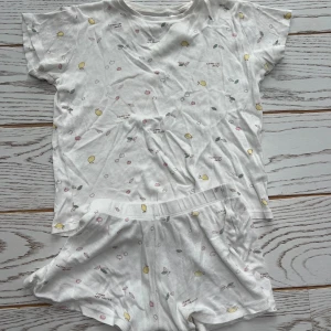Vit pyjamas set barn ifrån zara  - Använd pyjamas i bra skick ifrån zara Strl 140 Väldigt söt och skön