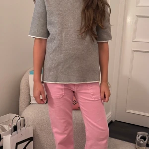 Snygg grå turtleneck  - Super söt kortärmad polo tröja som är i jättebra skick! Storlek M men hon på bilden använder xs! 💕