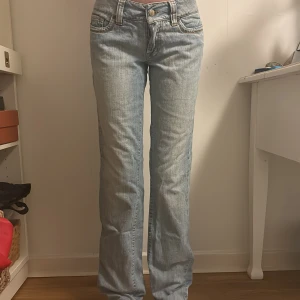 Lågmidjade snygga jeans - Snygga lågmidjade jeans i bra skick. Passar S/M. Pris kan diskuteras 💗