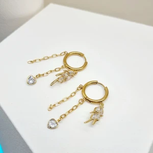 Handgjorda örhängen  - Handgjorda örhängen ● 💎Material- 100% rostfritt stål och kristall ●Längd -5cm 🎨80kr/st eller 130kr/paret