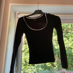 Långärmad tröja  - Vanlig svart långärmad tröja från Gina, använd en gång typ. Strl xs