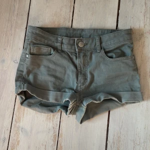 gröna jeansshorts - fina jeansshorts som är för små ❤️ bra skick