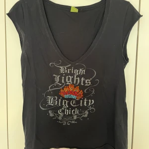 Cool tröja - Svart t-shirt med jättefin design framtill! ⭐️hör av er vid funderingar ❤️tryck gärna inte på köp nu innan vi kommunicerat