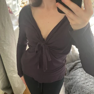 Topp - Lappen på tröjan är inte kvar så vet tyvärr varken storlek eller märke. Jag brukar ha storlek M, skulle säga att denna kanske är en L☺️