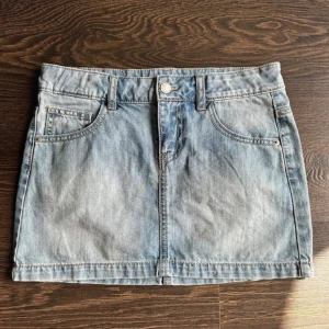 Jeanskjol - Säljer en kort jeanskjol i väldigt bra skick i storlek Xs🥰