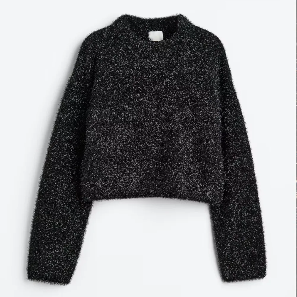 Oanvänd Svart långärmad tröja med glitter från H&M! Snygg till fest eller annat! Tröjan är bara provad och slutsåld i denna storlek.  Köpt för 349kr! Pris kan diskuteras 💕💕. Tröjor & Koftor.