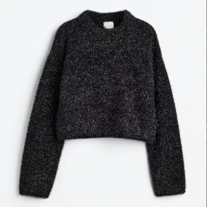 Glittrig tröja  - Oanvänd Svart långärmad tröja med glitter från H&M! Snygg till fest eller annat! Tröjan är bara provad och slutsåld i denna storlek.  Köpt för 349kr! Pris kan diskuteras 💕💕