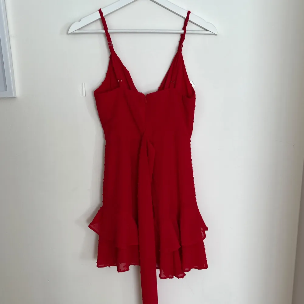 Säljer denna fina röda sommar klänning köpt från Meshki i storlek S.  Köpt för flera år sedan, använd 2-3 ggr.. Klänningar.