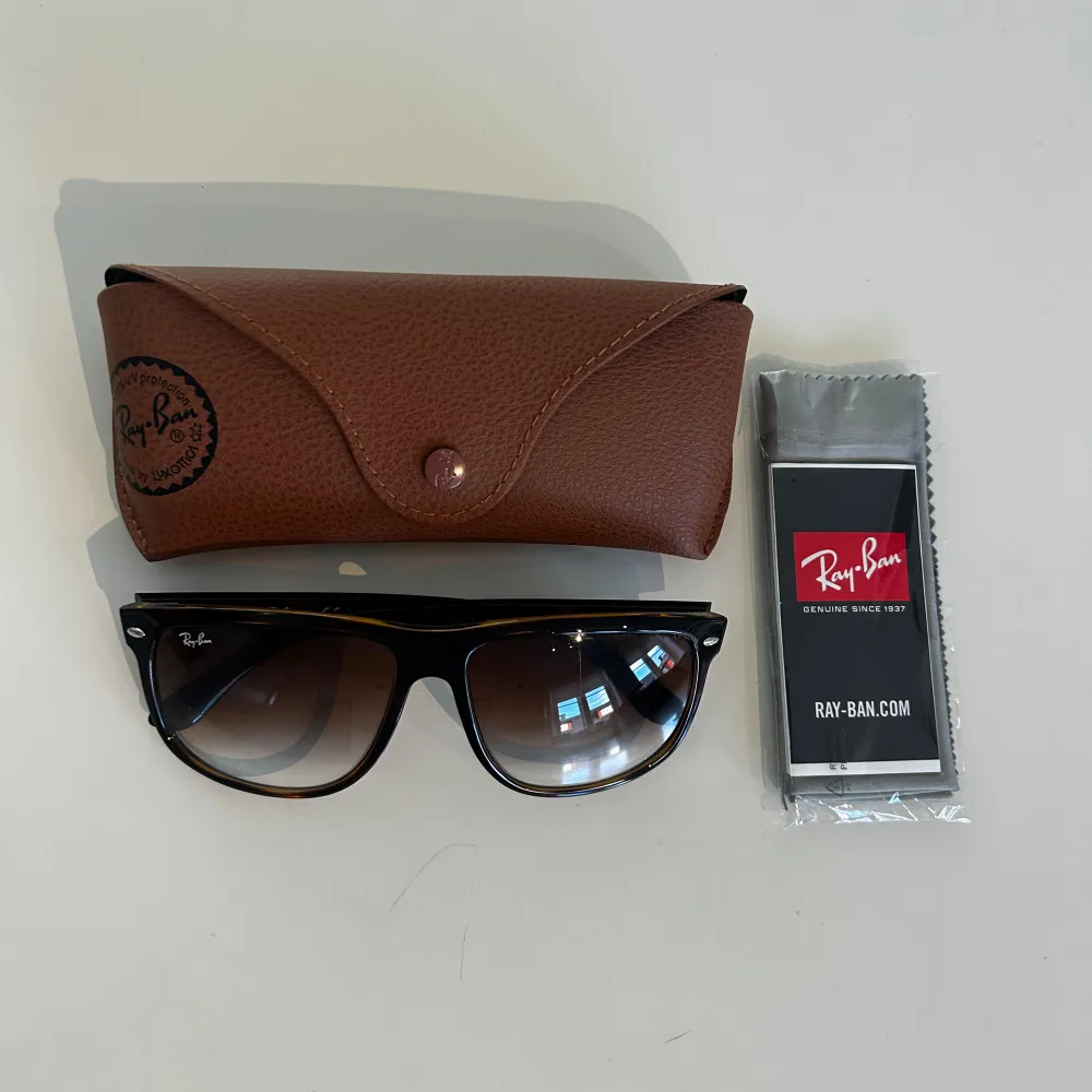 Säljer ett par i princip nya rayban i den populära modellen ”boyfriend” köpta för ungefär 2 månader sedan. Sparsamt använda, skick 9.5/10. Inga tydliga tecken på användning. Hör av er vid fler funderingar!. Accessoarer.