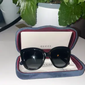 Säljer mina Gucci glasögon, använda fåtal gånger, 1800 kr självklart kan pris diskuteras vid snabb affär.  Kan mötas i Stockholm annars står köparen för frakt. (Certifikat finns) köpta på synsam 🌸🌸