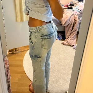Jeans - Ett par cargojeans från har sytt upp dom så dom passar mig som är 158-160❤️ har tappat eyeliner på byxan så det finns en svart fläck🫶 Storlek 32 men passar mig som har xs❤️kan mäta  innerbensmått om nån vill ha!