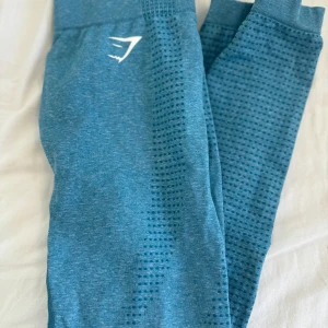 Gymshark set  - Säljer detta super söta set då det ej kommer mig till användning storlek XS i båda plagg, som nyskick! Kan du köpa separat eller som set. Topp; 150, Tights; 150. Köpa tillsammans;250🩷 köparen står för fraktkostnad🩷