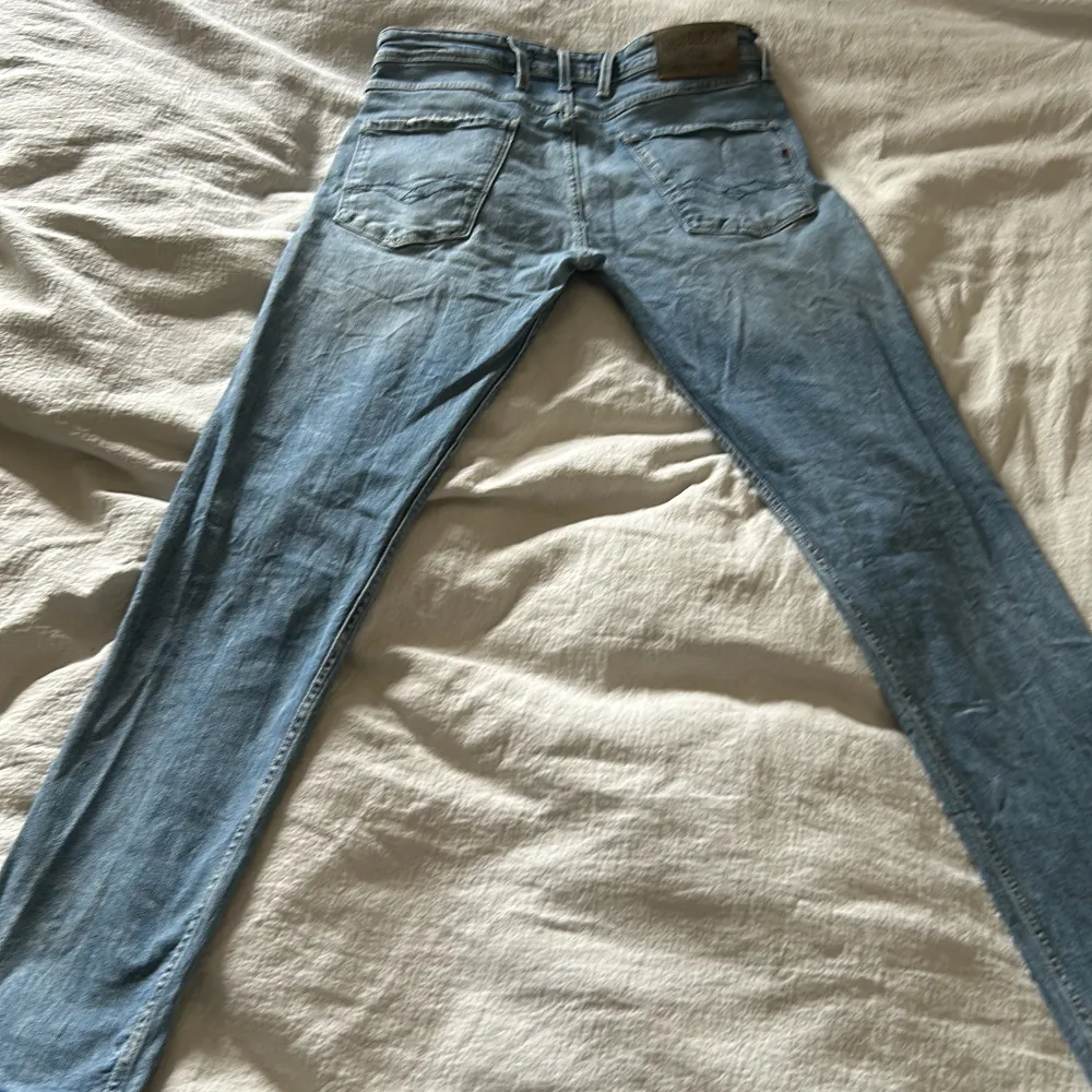 Sköna jeans som passar perfekt till sommarn. Med en ljus färg o bra slitningar. Skick 8/10 W32 L32 Skriv vid frågor och priset går att justera lite.. Jeans & Byxor.