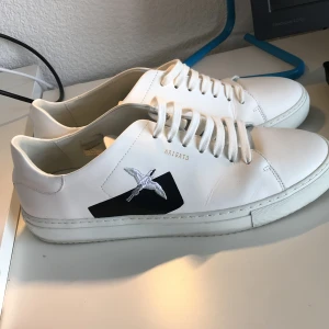  SJUK REA ! Helt nya arigato skor - Helt nya arigato skor änvant 2 gånger och finns inget märke på användning skick 10/10  ny pris 2200 SJUK REA ! PRISET ÄR FAST  Från 1500 till 1000