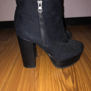 Högklackade - Storlek 35/36. Var mina go to skor för kvällar, bekvämt för att vara så högklackat. Ganska nöta men fungerar perfekt.