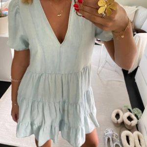 Zara klänning - Säljer min zara klänning i jeans material då den inte kommer till användning längre! Den har en liten solblekt fläck, kom privat för bilder eller frågor☺️☺️