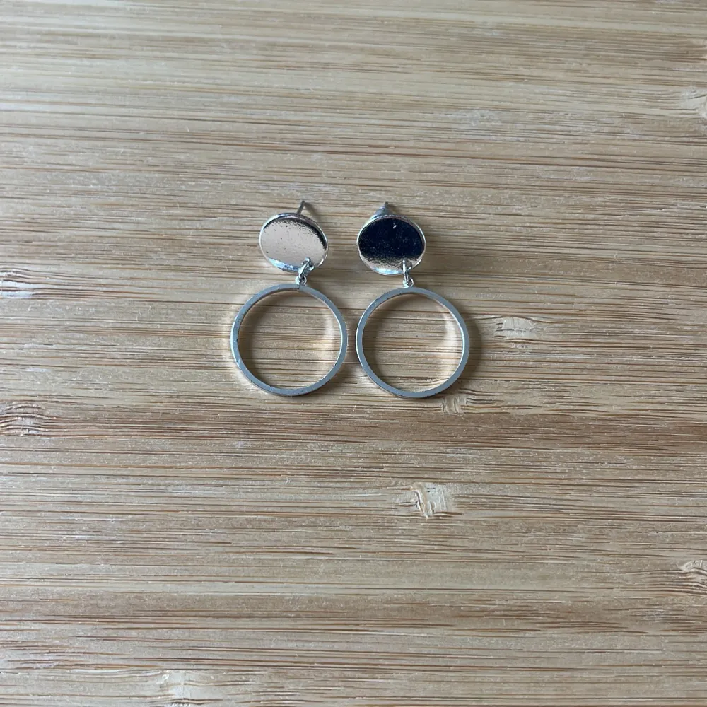 Så söta örhängen💕obs pluppen man sätter fast örhängena med kommer inte med💕 . Asusteet.