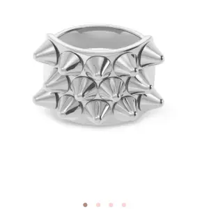 hej, jag tänkte sälja min Edblad ring då jag har en till. Den är i storlek 16,8 (S) och har inga defekter alls, köptes i början på förra sommaren. Bara att skriva efter egna bilder💖