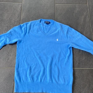 Ralph lauren tröja  - Fin ljusblå Ralph lauren tröja i bra skick. Passar L i som barnstorlek alltså ungefär 13-16 år. Hör av dig vid eventuella frågor eller funderingar.