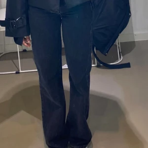 JEANS BOULEVARD - Jeans med hög midja och smal passform över höften. Släpper på låren till en lös passform över benen och slutar i en vid fotöppning. Jeansen är en fullängdsmodell gjord i en denim i 100% bomull utan stretch.  Enbart använd 1 gång