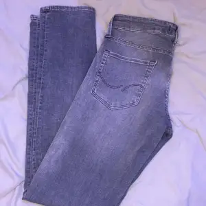 Hej! Säljer mina gråa Jack&Jones jeans som är i väldigt bra skick! Storleken är i 29/32. Mitt pris är 400+ frakt, hör av er vid frågor eller funderingar!  Passar för de som är runt 168-172👍🏼