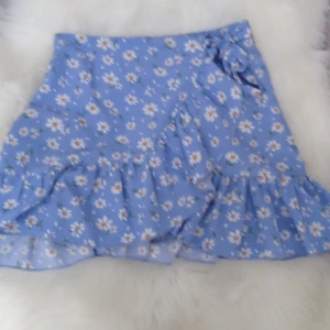 Blomkjol - Detta är mycket fin kjol som har massor utav blommor på! Använd ca 5 gng