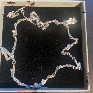 Halsband  - Jätte fin silverpläterad kedja från pilgrim, jätte bra skick, nypris 529, säljer då jag bytt till guld!