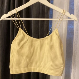 topp - jättesöt gul topp från bikbok 💛