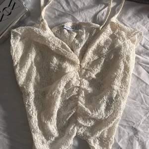 Top - Off white top som jag har haft i ett år. Aldrig användt 💞