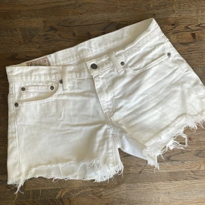 Low rise jeansshorts - Polo Ralph Lauren - Vita jeansshorts från Polo Ralph Lauren  Storlek W26  100% bomull 