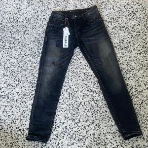 Purple Jeans - Säljer dessa feta jeans då dom var lite för stora i midjan, inga slitningar eller tecken på användning 10/10 skick.  OBS 1-till-1