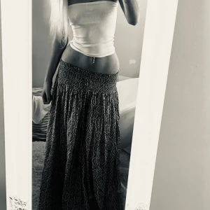 zara kjol  - JÄTTE FIN grön zara kjol 💚🥂  St är M men funkar jätte bra som S!