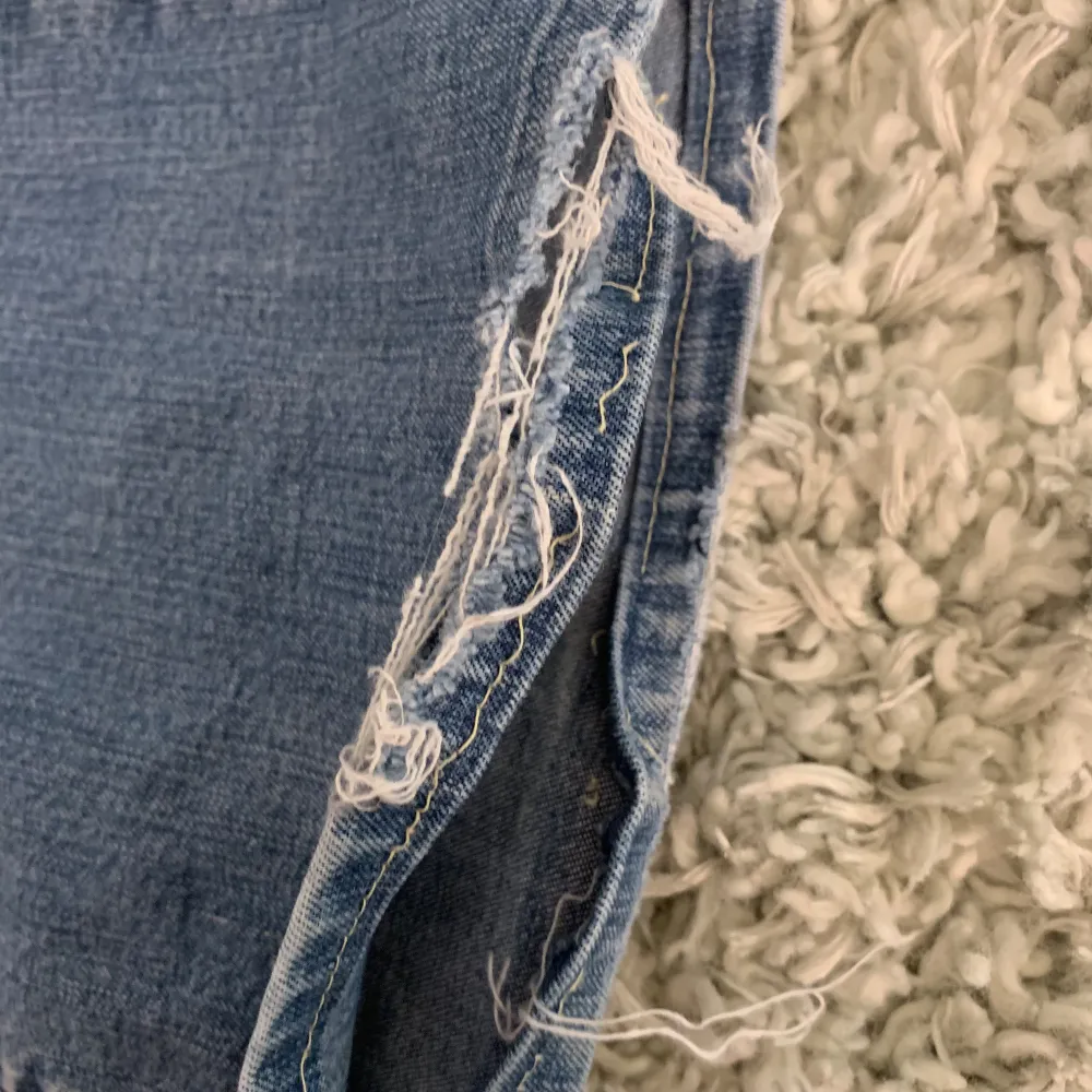 Lågmidjade, utsvängda jeans från Diesel i storlek 26. 💗 De är ganska slitna, vilket man kan se på bilderna, därav det låga priset☺️. . Jeans & Byxor.