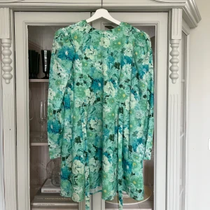 Cannes mini dress - Säljer min klänning från adoore i modellen Cannes mini dress. Storlek 36, använd vid ett tillfälle en kortare stund så i jättebra skick!! Nypris 1495kr💙